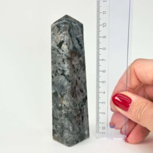 Larvikit Tårn krystal sten med lineal på hvid baggrund