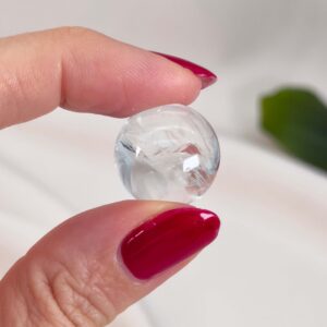 Bjergkrystal Mini Kugle krystal sten i hånd på hvid baggrund