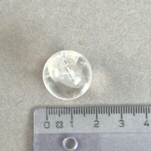 Mini Bjergkrystal Kugle krystal sten med lineal på hvid baggrund