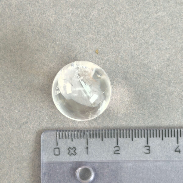 Mini Bjergkrystal Kugle krystal sten med lineal på hvid baggrund