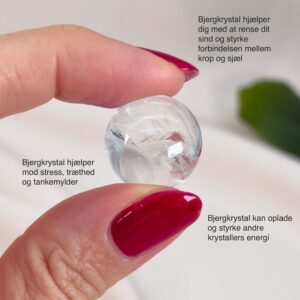 Mini Bjergkrystal Kugle krystal sten i hånd på hvid baggrund med tags