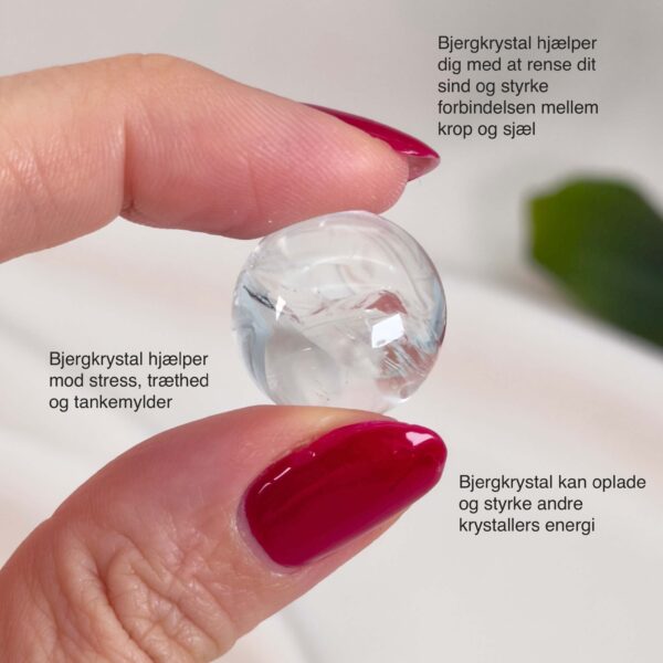 Mini Bjergkrystal Kugle krystal sten i hånd på hvid baggrund med tags