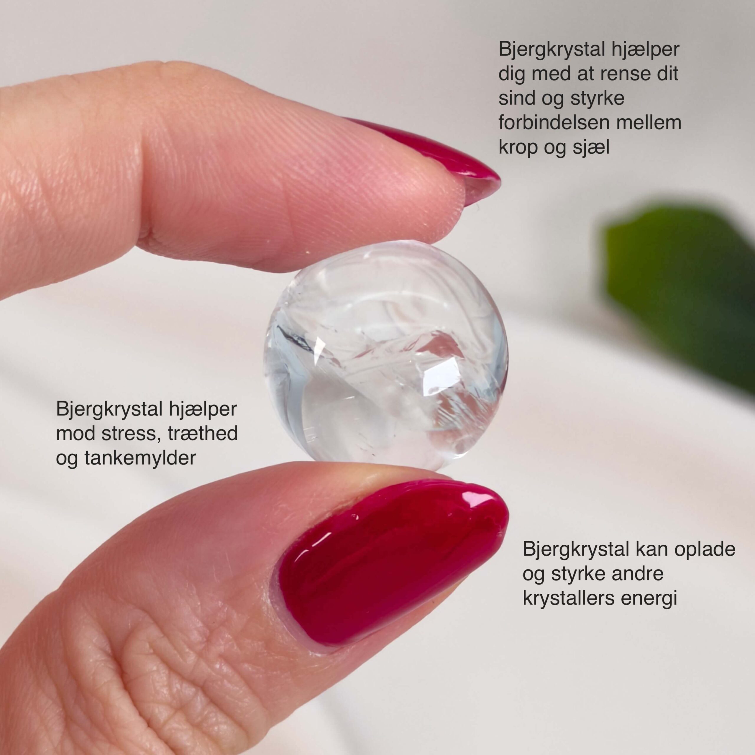 Mini Bjergkrystal Kugle krystal sten i hånd på hvid baggrund med tags