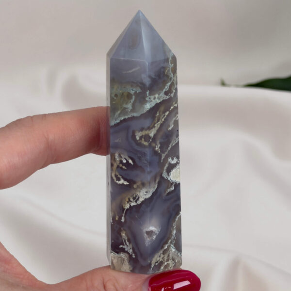 Mos agat Tårn styrker forbindelse til naturen, skaber indre ro og balance samt fremmer vækst, stabilitet og nye begyndelser i både krop og sind.