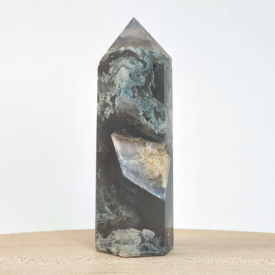 Mos agat Tårn styrker forbindelse til naturen, skaber indre ro og balance samt fremmer vækst, stabilitet og nye begyndelser i både krop og sind.