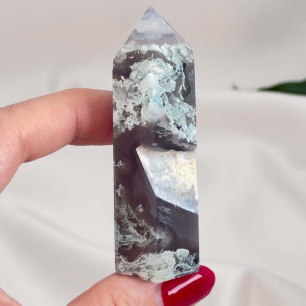 Mos agat Tårn styrker forbindelse til naturen, skaber indre ro og balance samt fremmer vækst, stabilitet og nye begyndelser i både krop og sind.