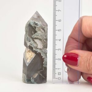 Mos agat Tårn styrker forbindelse til naturen, skaber indre ro og balance samt fremmer vækst, stabilitet og nye begyndelser i både krop og sind.