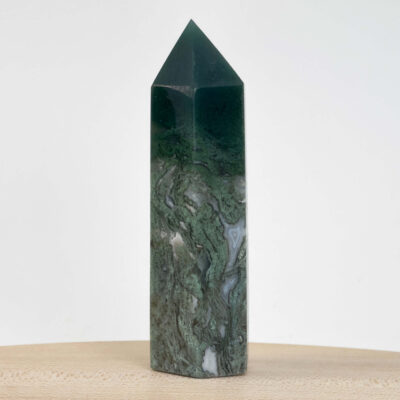 Mos agat Tårn styrker forbindelse til naturen, skaber indre ro og balance samt fremmer vækst, stabilitet og nye begyndelser i både krop og sind.