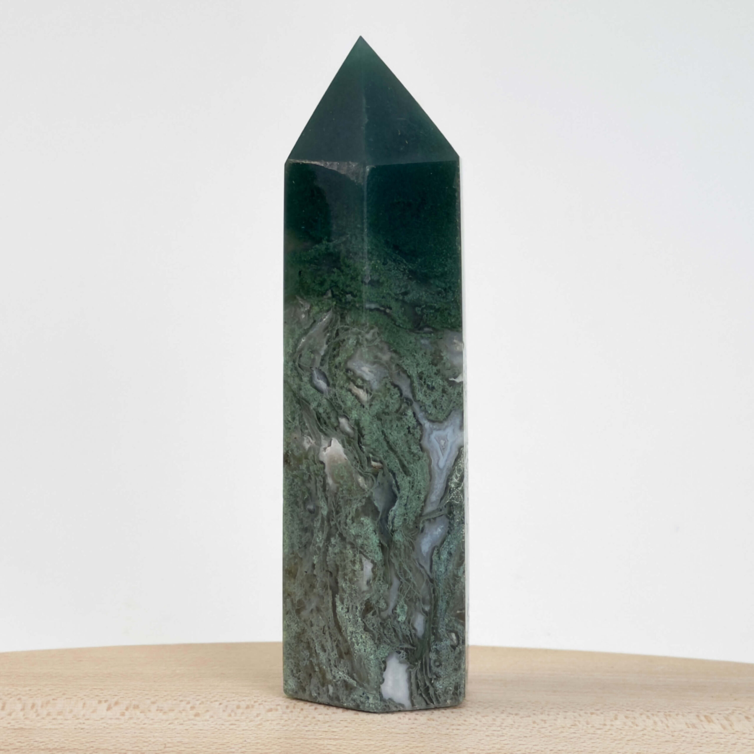 Mos agat Tårn styrker forbindelse til naturen, skaber indre ro og balance samt fremmer vækst, stabilitet og nye begyndelser i både krop og sind.