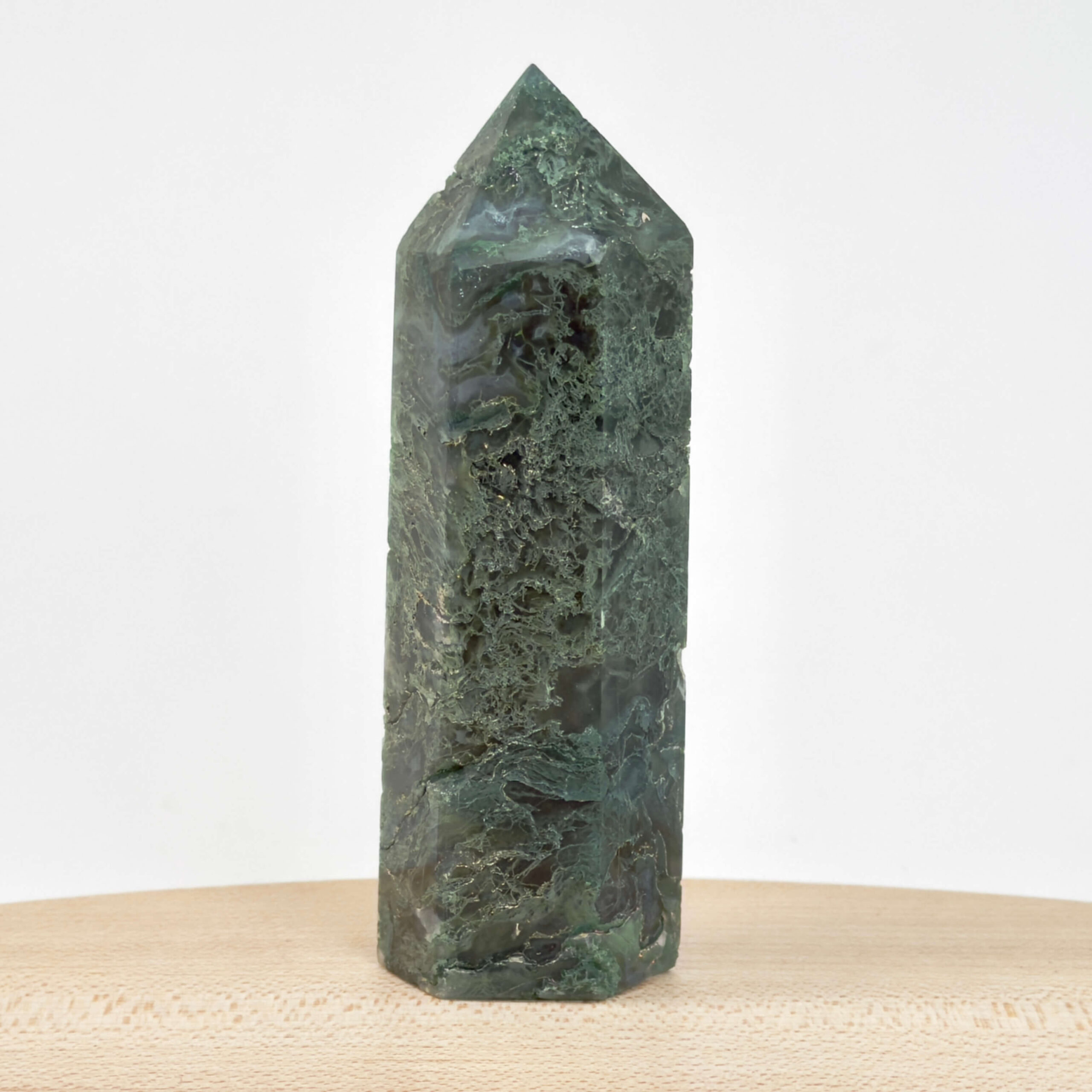 Mos agat Tårn styrker forbindelse til naturen, skaber indre ro og balance samt fremmer vækst, stabilitet og nye begyndelser i både krop og sind.