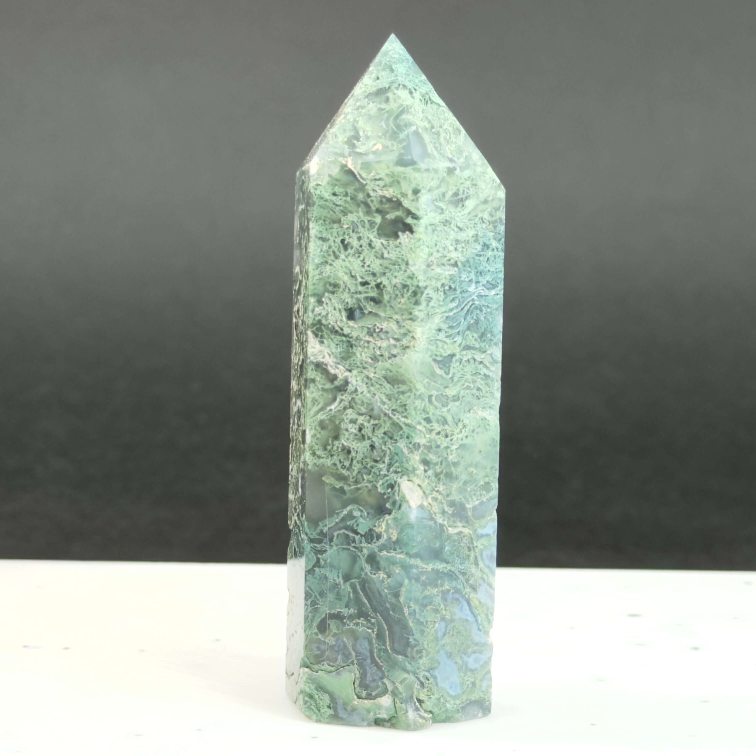 Mos agat Tårn styrker forbindelse til naturen, skaber indre ro og balance samt fremmer vækst, stabilitet og nye begyndelser i både krop og sind.