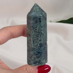 Mos agat Tårn styrker forbindelse til naturen, skaber indre ro og balance samt fremmer vækst, stabilitet og nye begyndelser i både krop og sind.