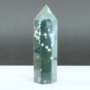 Mos agat Tårn styrker forbindelse til naturen, skaber indre ro og balance samt fremmer vækst, stabilitet og nye begyndelser i både krop og sind.