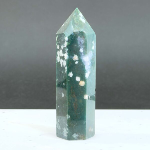 Mos agat Tårn styrker forbindelse til naturen, skaber indre ro og balance samt fremmer vækst, stabilitet og nye begyndelser i både krop og sind.