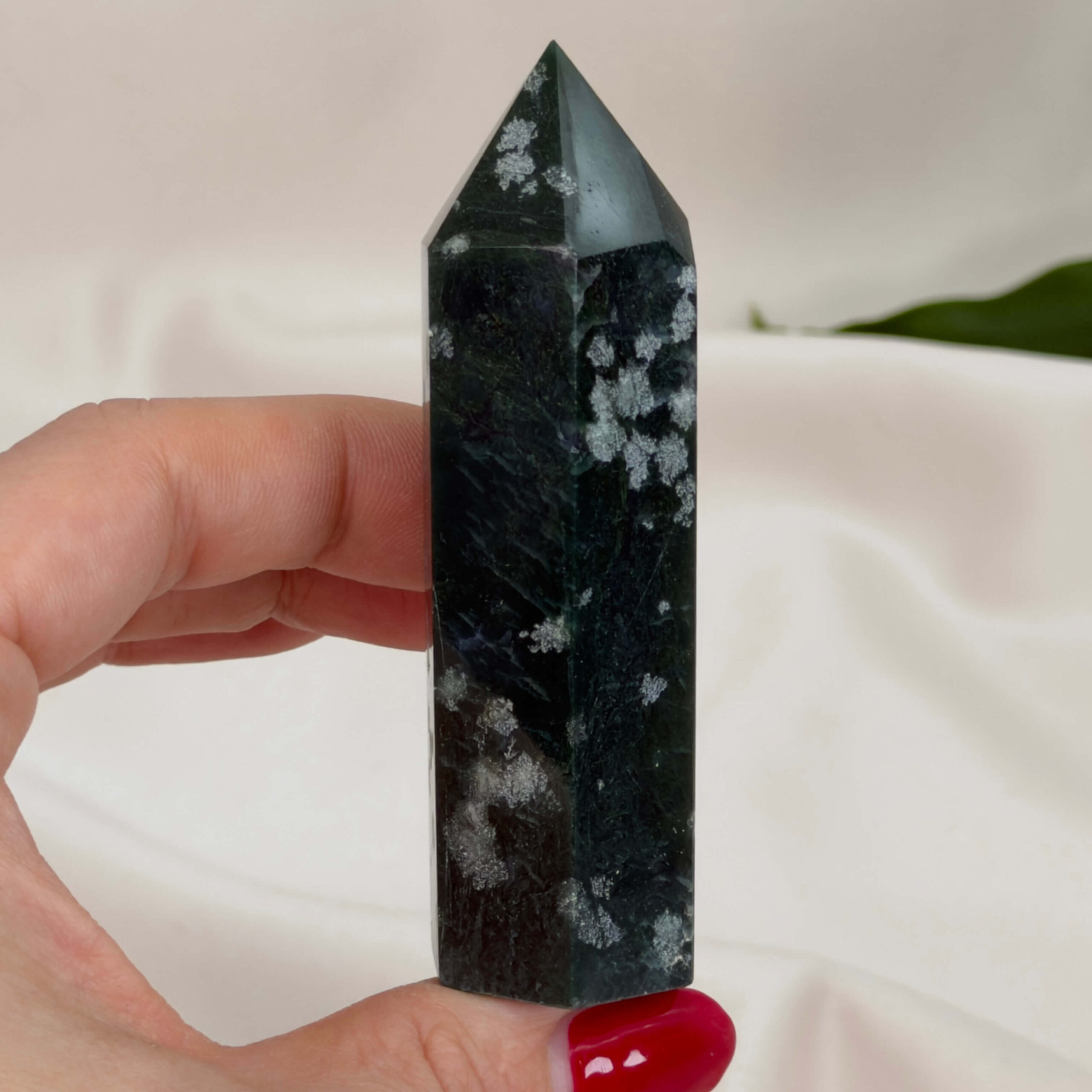 Mos agat Tårn styrker forbindelse til naturen, skaber indre ro og balance samt fremmer vækst, stabilitet og nye begyndelser i både krop og sind.