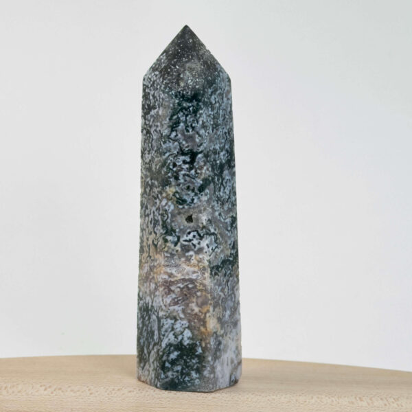 Mos agat Tårn styrker forbindelse til naturen, skaber indre ro og balance samt fremmer vækst, stabilitet og nye begyndelser i både krop og sind.