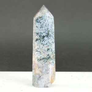 Mos agat Tårn styrker forbindelse til naturen, skaber indre ro og balance samt fremmer vækst, stabilitet og nye begyndelser i både krop og sind.