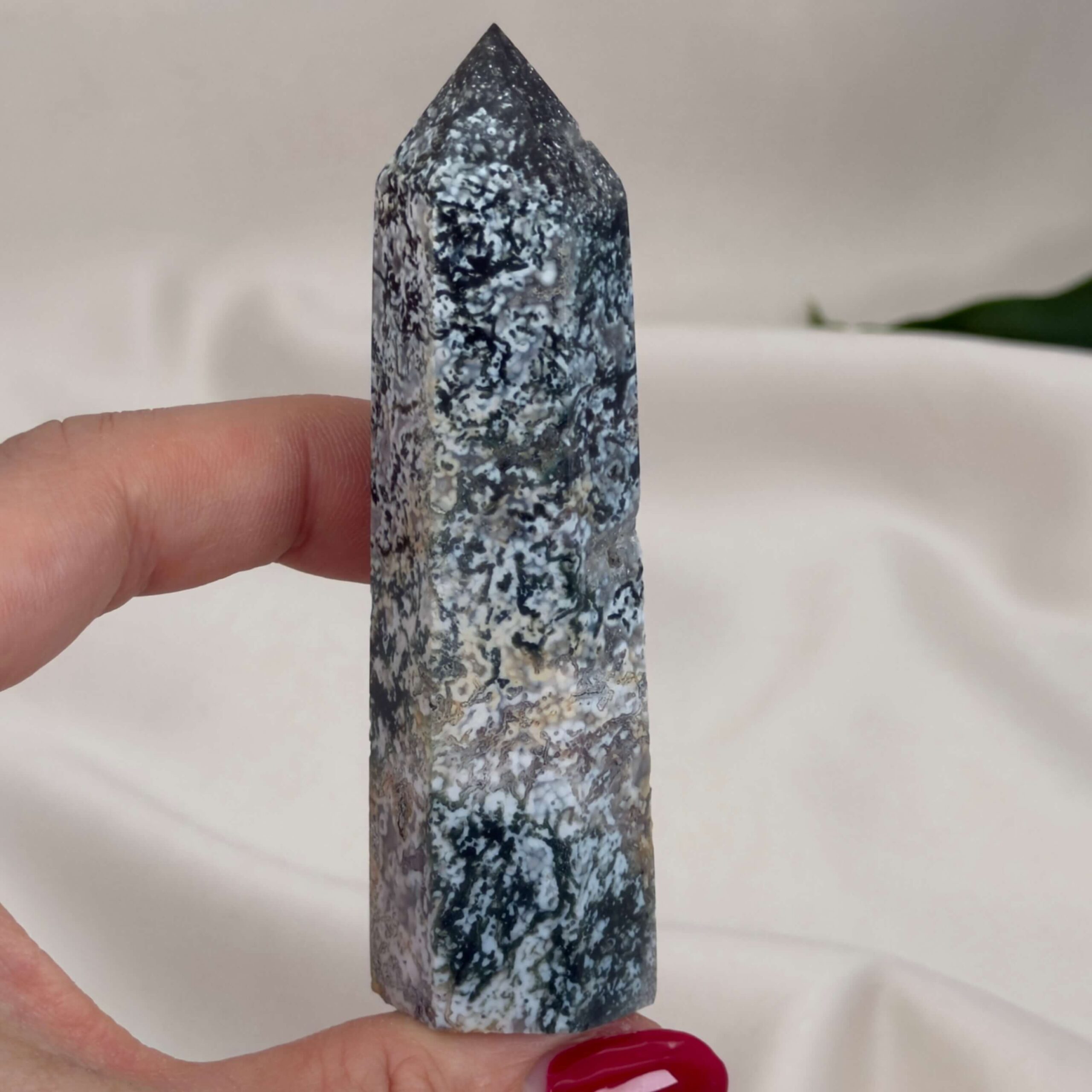 Mos agat Tårn styrker forbindelse til naturen, skaber indre ro og balance samt fremmer vækst, stabilitet og nye begyndelser i både krop og sind.