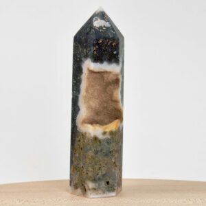 Mos agat Tårn styrker forbindelse til naturen, skaber indre ro og balance samt fremmer vækst, stabilitet og nye begyndelser i både krop og sind.