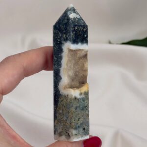 Mos agat Tårn styrker forbindelse til naturen, skaber indre ro og balance samt fremmer vækst, stabilitet og nye begyndelser i både krop og sind.