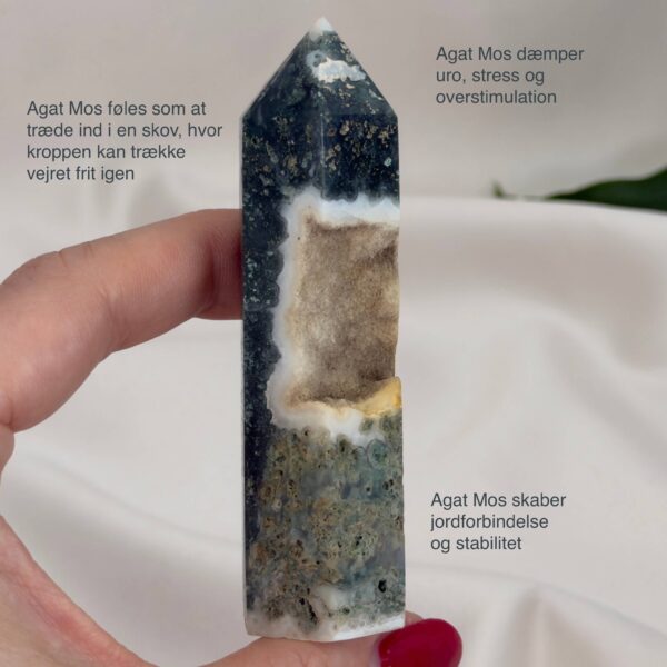 Mos agat Tårn styrker forbindelse til naturen, skaber indre ro og balance samt fremmer vækst, stabilitet og nye begyndelser i både krop og sind.