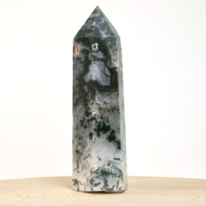 Mos agat Tårn styrker forbindelse til naturen, skaber indre ro og balance samt fremmer vækst, stabilitet og nye begyndelser i både krop og sind.