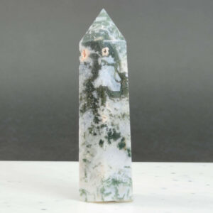Mos agat Tårn styrker forbindelse til naturen, skaber indre ro og balance samt fremmer vækst, stabilitet og nye begyndelser i både krop og sind.