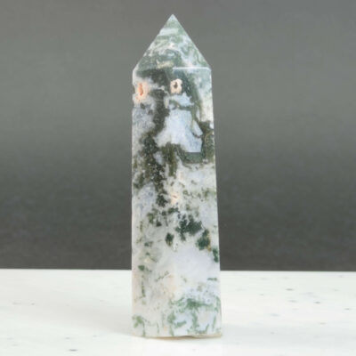 Mos agat Tårn styrker forbindelse til naturen, skaber indre ro og balance samt fremmer vækst, stabilitet og nye begyndelser i både krop og sind.