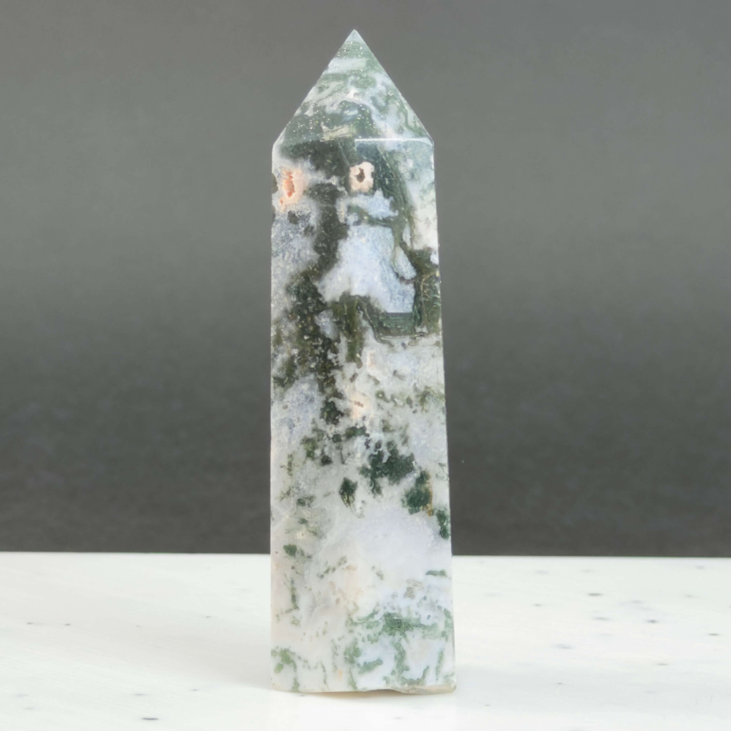 Mos agat Tårn styrker forbindelse til naturen, skaber indre ro og balance samt fremmer vækst, stabilitet og nye begyndelser i både krop og sind.