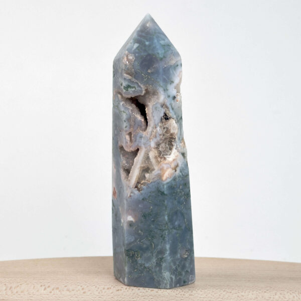 Mos agat Tårn styrker forbindelse til naturen, skaber indre ro og balance samt fremmer vækst, stabilitet og nye begyndelser i både krop og sind.