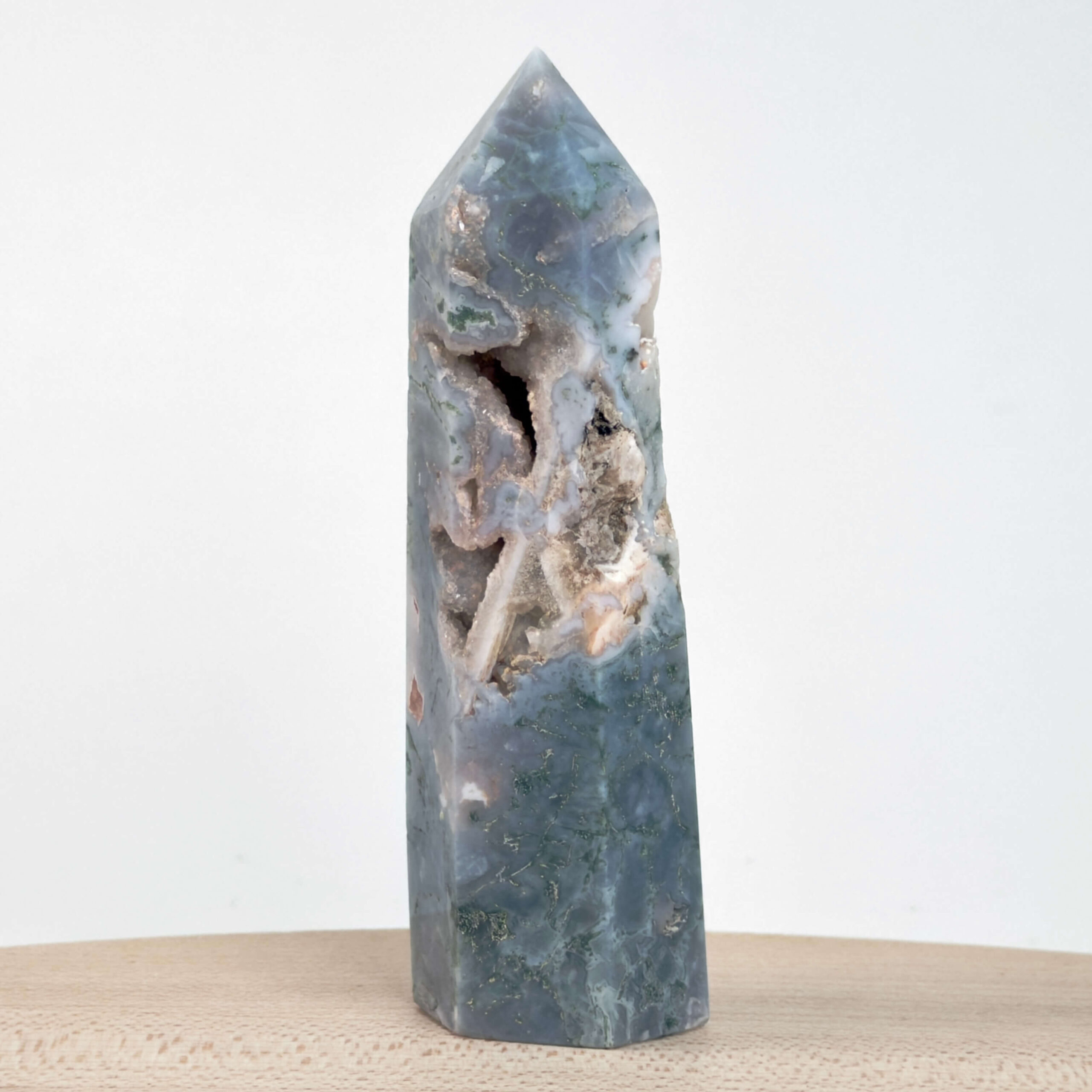 Mos agat Tårn styrker forbindelse til naturen, skaber indre ro og balance samt fremmer vækst, stabilitet og nye begyndelser i både krop og sind.