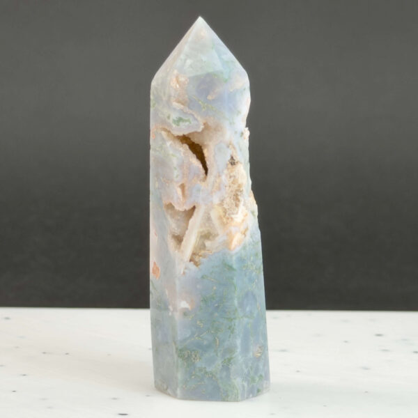 Mos agat Tårn styrker forbindelse til naturen, skaber indre ro og balance samt fremmer vækst, stabilitet og nye begyndelser i både krop og sind.