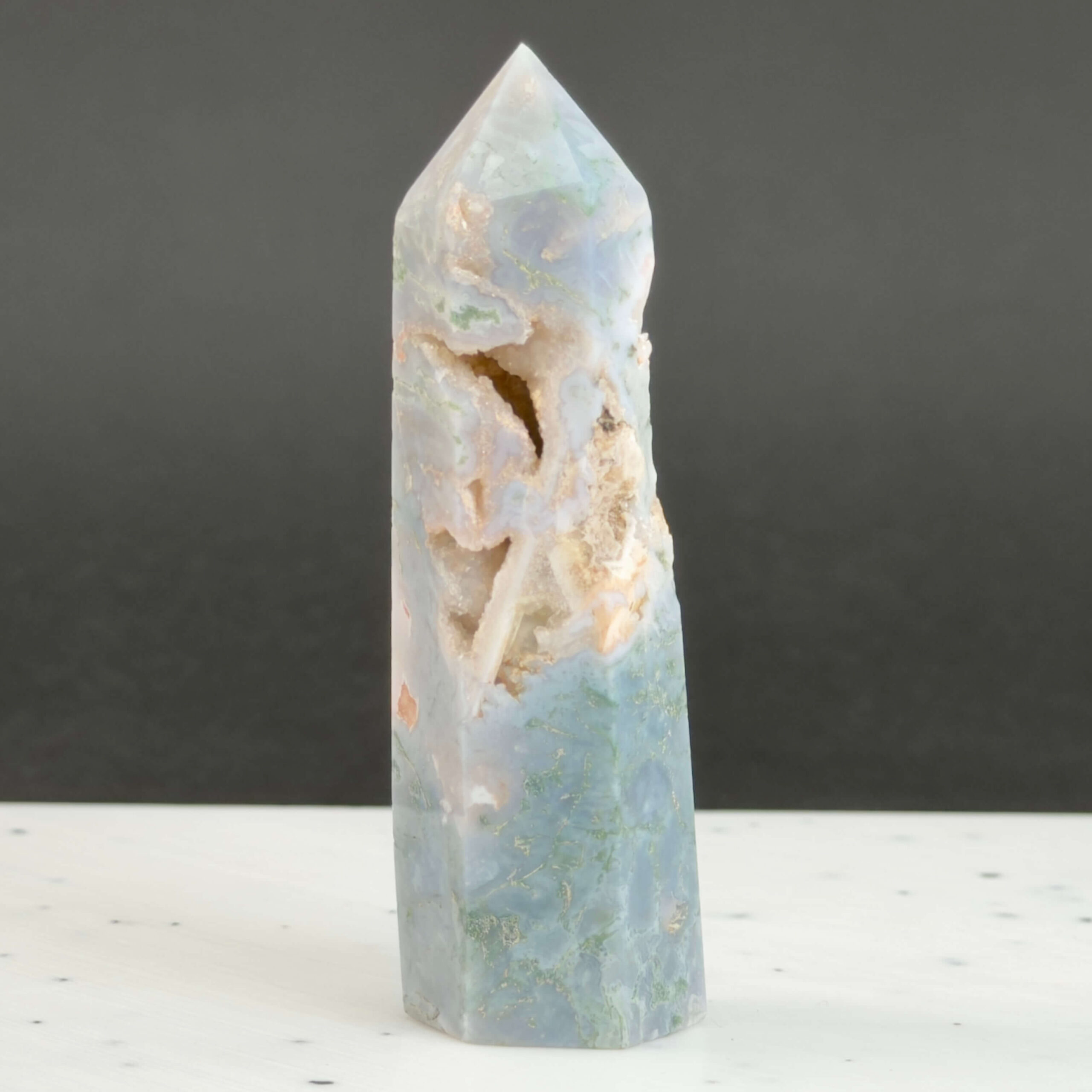 Mos agat Tårn styrker forbindelse til naturen, skaber indre ro og balance samt fremmer vækst, stabilitet og nye begyndelser i både krop og sind.