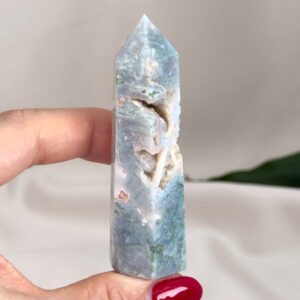 Mos agat Tårn styrker forbindelse til naturen, skaber indre ro og balance samt fremmer vækst, stabilitet og nye begyndelser i både krop og sind.