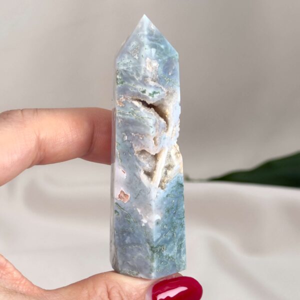 Mos agat Tårn styrker forbindelse til naturen, skaber indre ro og balance samt fremmer vækst, stabilitet og nye begyndelser i både krop og sind.