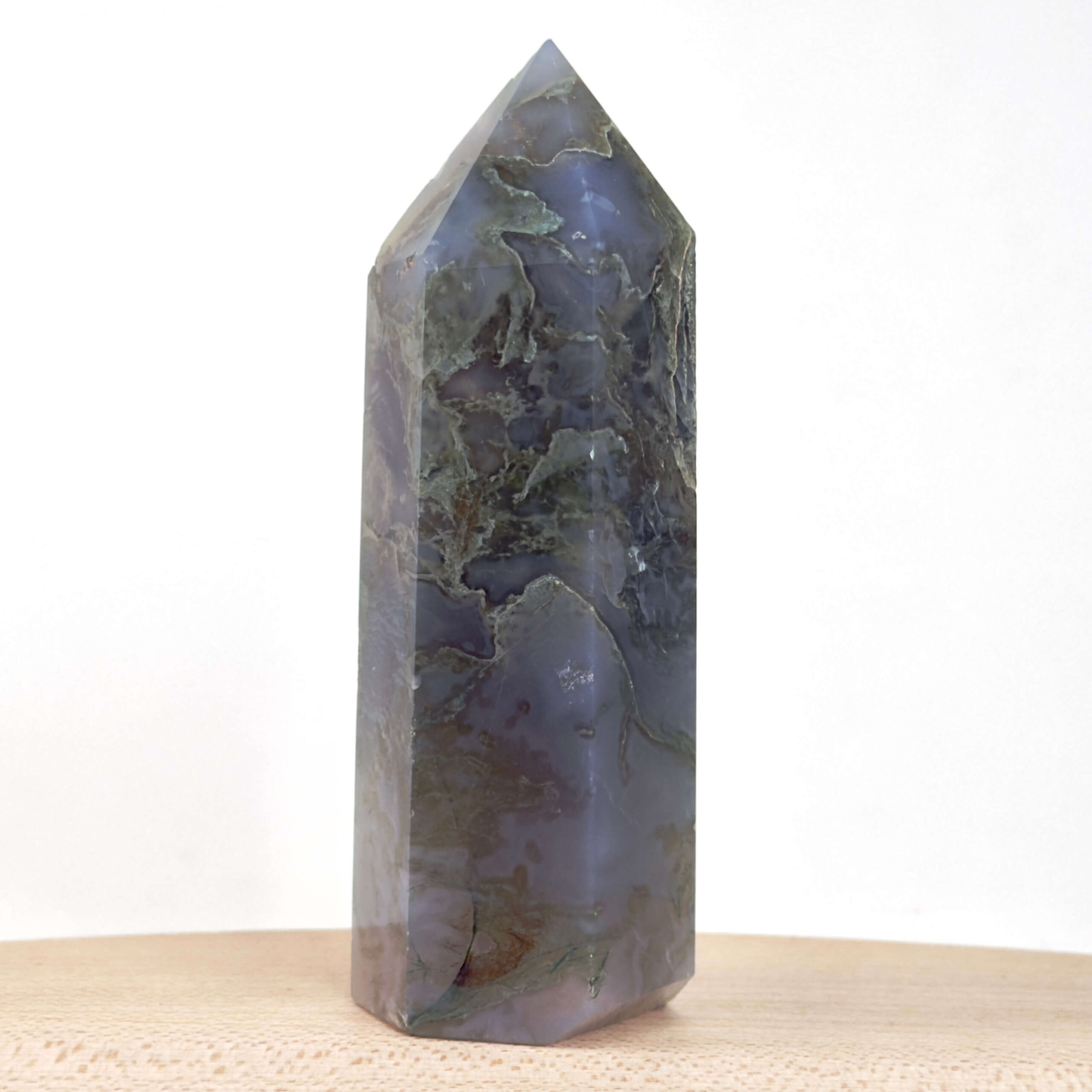 Mos agat Tårn styrker forbindelse til naturen, skaber indre ro og balance samt fremmer vækst, stabilitet og nye begyndelser i både krop og sind.