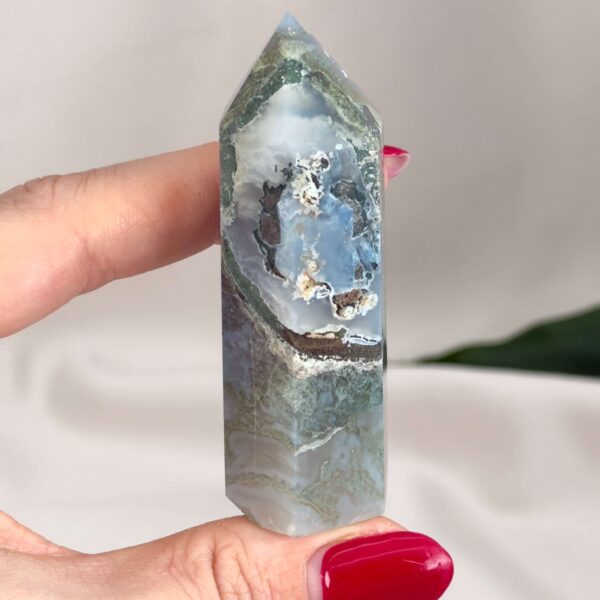 Mos agat Tårn styrker forbindelse til naturen, skaber indre ro og balance samt fremmer vækst, stabilitet og nye begyndelser i både krop og sind.