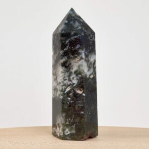 Mos agat Tårn styrker forbindelse til naturen, skaber indre ro og balance samt fremmer vækst, stabilitet og nye begyndelser i både krop og sind.