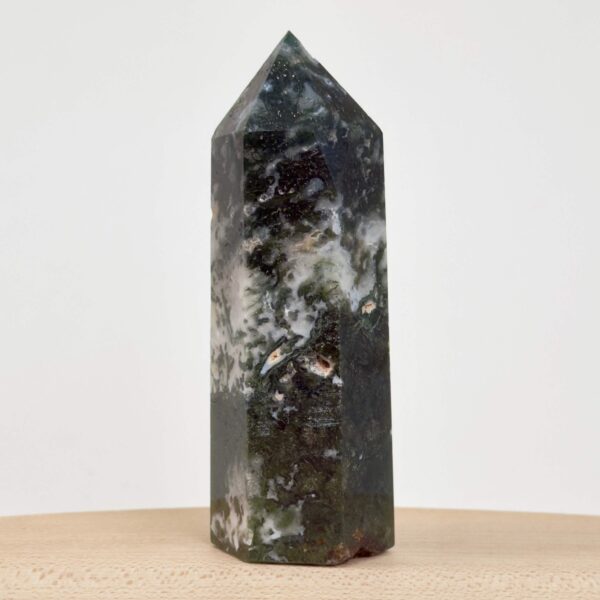 Mos agat Tårn styrker forbindelse til naturen, skaber indre ro og balance samt fremmer vækst, stabilitet og nye begyndelser i både krop og sind.