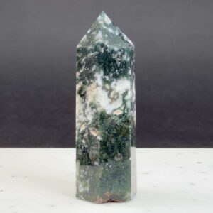 Mos agat Tårn styrker forbindelse til naturen, skaber indre ro og balance samt fremmer vækst, stabilitet og nye begyndelser i både krop og sind.