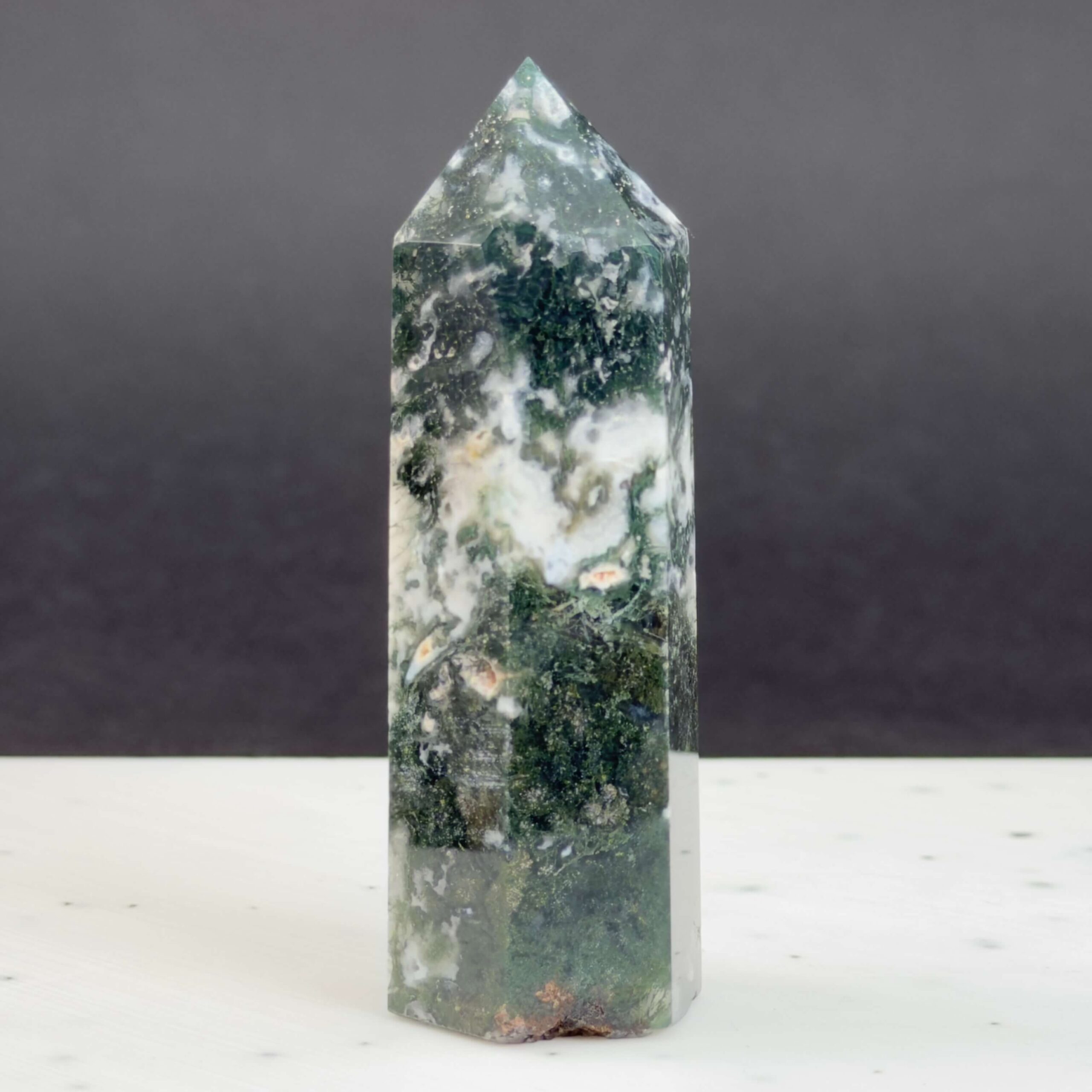 Mos agat Tårn styrker forbindelse til naturen, skaber indre ro og balance samt fremmer vækst, stabilitet og nye begyndelser i både krop og sind.