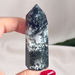 Mos agat Tårn styrker forbindelse til naturen, skaber indre ro og balance samt fremmer vækst, stabilitet og nye begyndelser i både krop og sind.