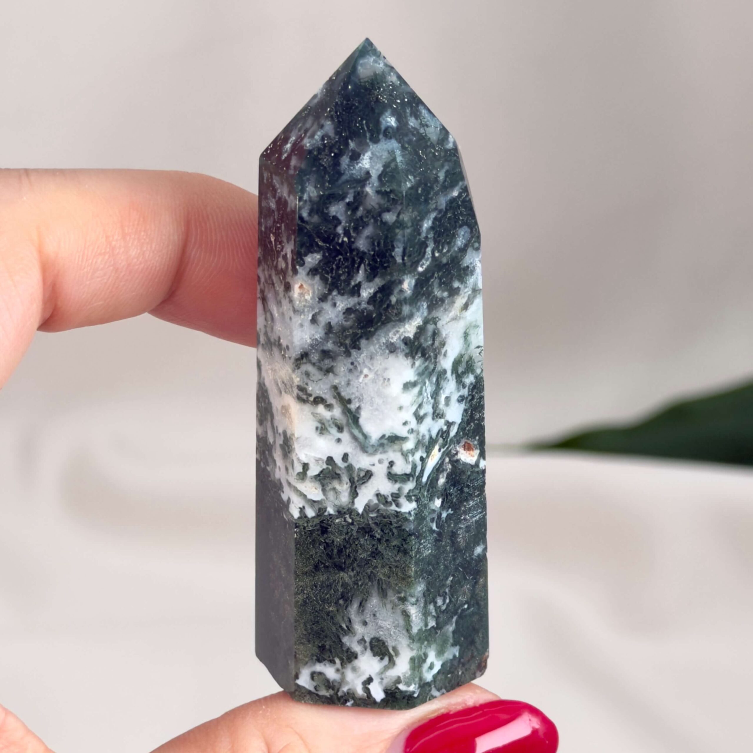 Mos agat Tårn styrker forbindelse til naturen, skaber indre ro og balance samt fremmer vækst, stabilitet og nye begyndelser i både krop og sind.