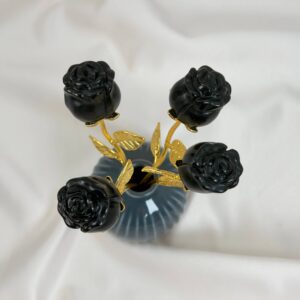 Sort Obsidian rose beskytter mod negativ energi, giver stærk jordforbindelse og hjælper med at frigive gamle mønstre, så du kan stå mere sikkert i dig selv.