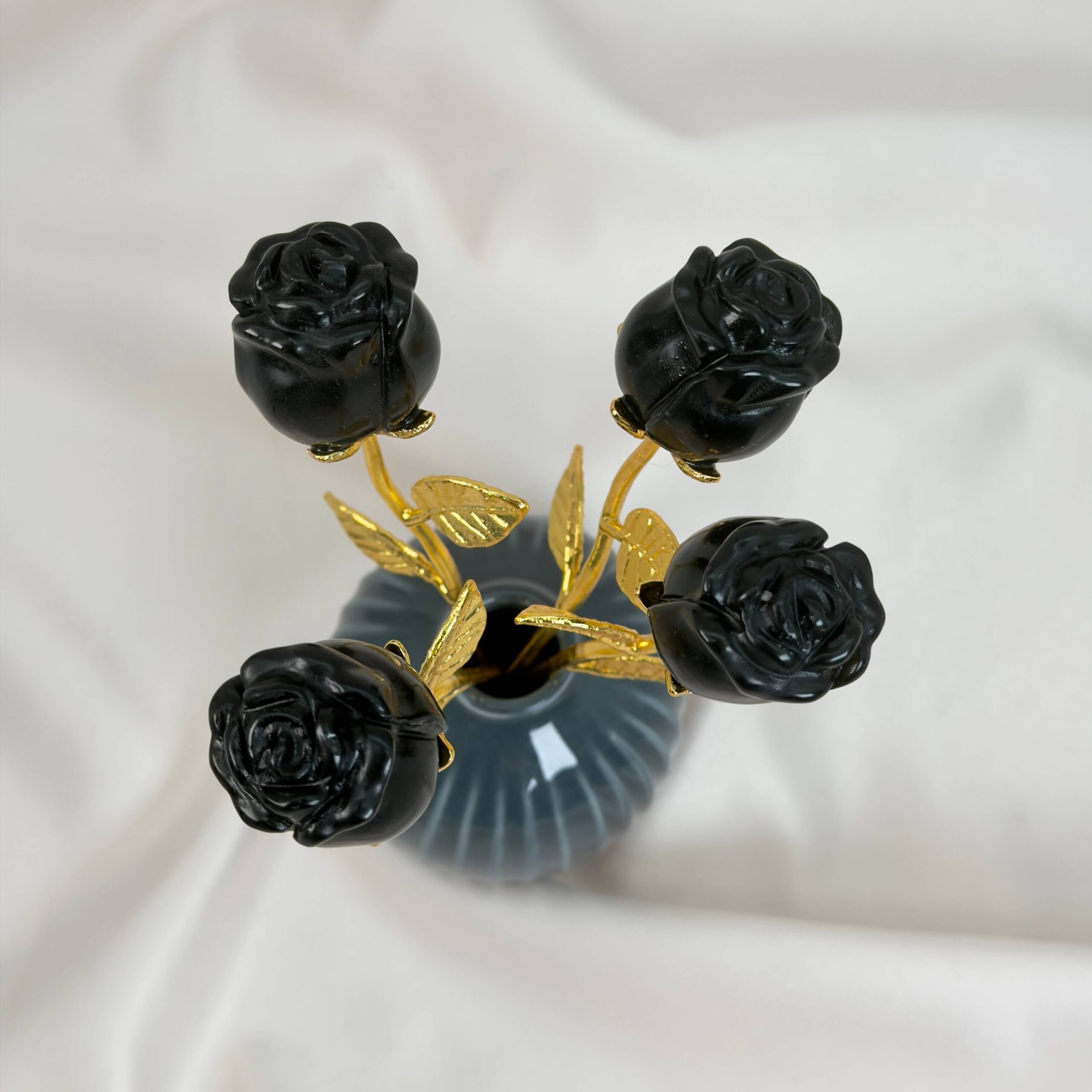 Sort Obsidian rose beskytter mod negativ energi, giver stærk jordforbindelse og hjælper med at frigive gamle mønstre, så du kan stå mere sikkert i dig selv.