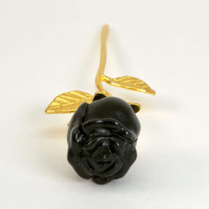 Sort Sort Obsidian rose beskytter mod negativ energi, giver stærk jordforbindelse og hjælper med at frigive gamle mønstre, så du kan stå mere sikkert i dig selv.