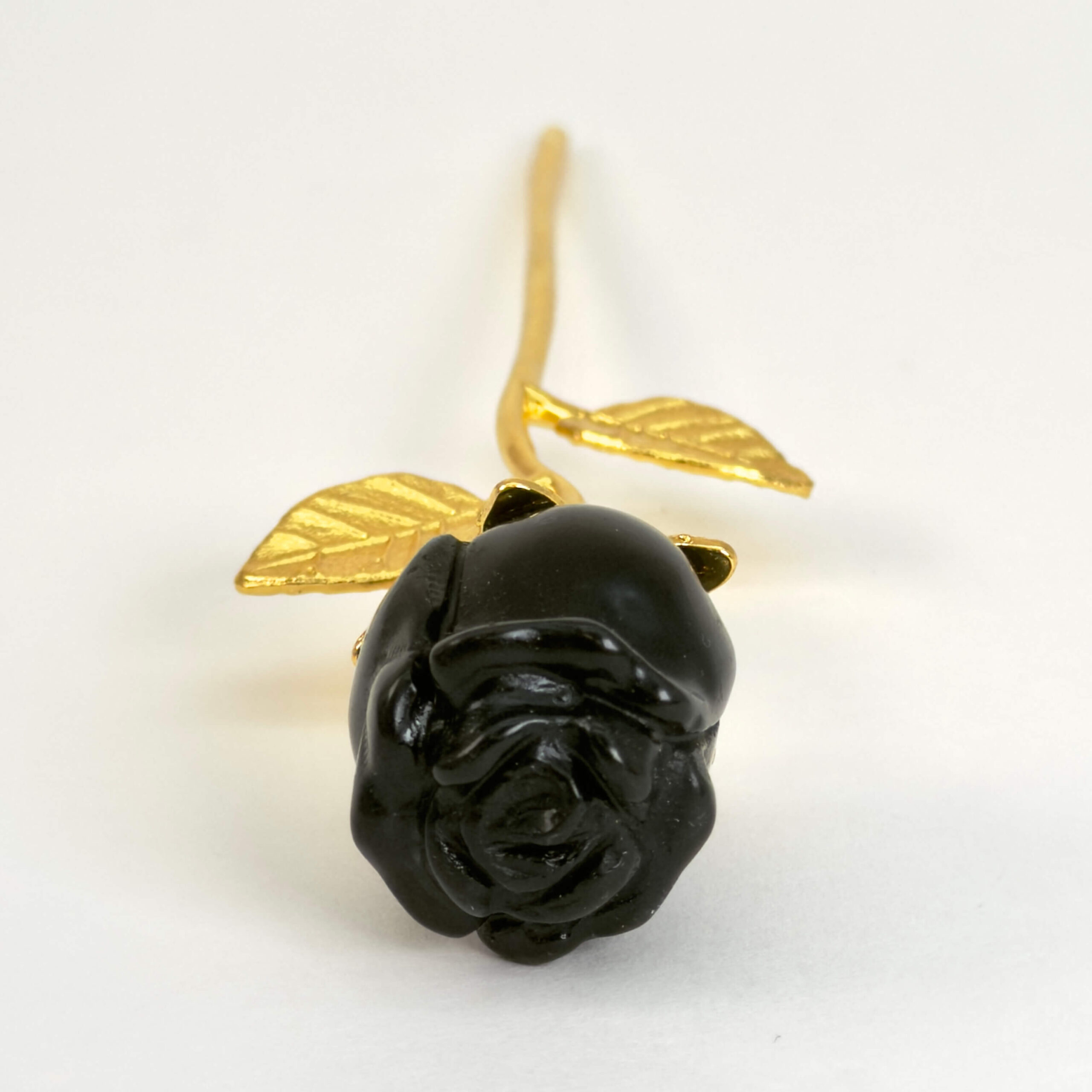 Sort Sort Obsidian rose beskytter mod negativ energi, giver stærk jordforbindelse og hjælper med at frigive gamle mønstre, så du kan stå mere sikkert i dig selv.