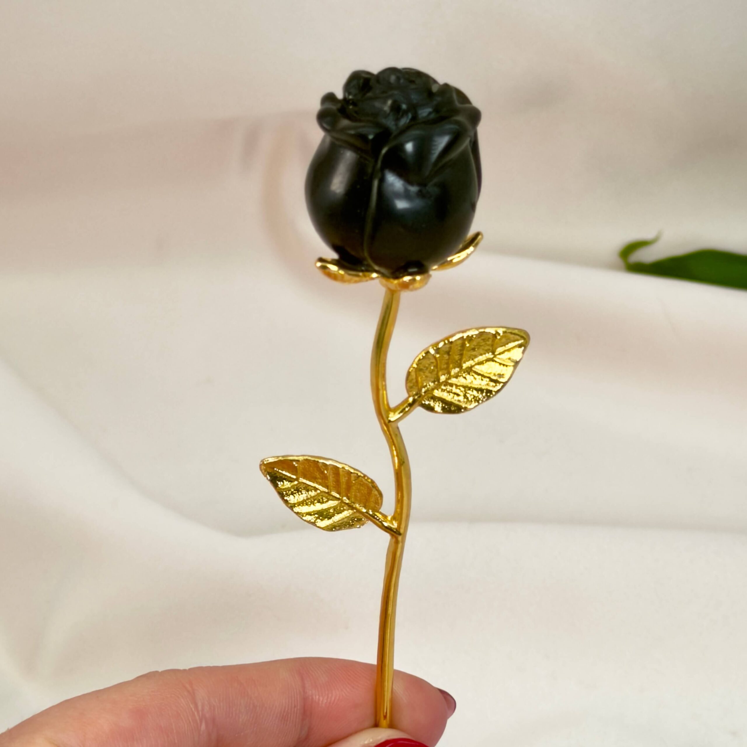 Sort Obsidian rose beskytter mod negativ energi, giver stærk jordforbindelse og hjælper med at frigive gamle mønstre, så du kan stå mere sikkert i dig selv.