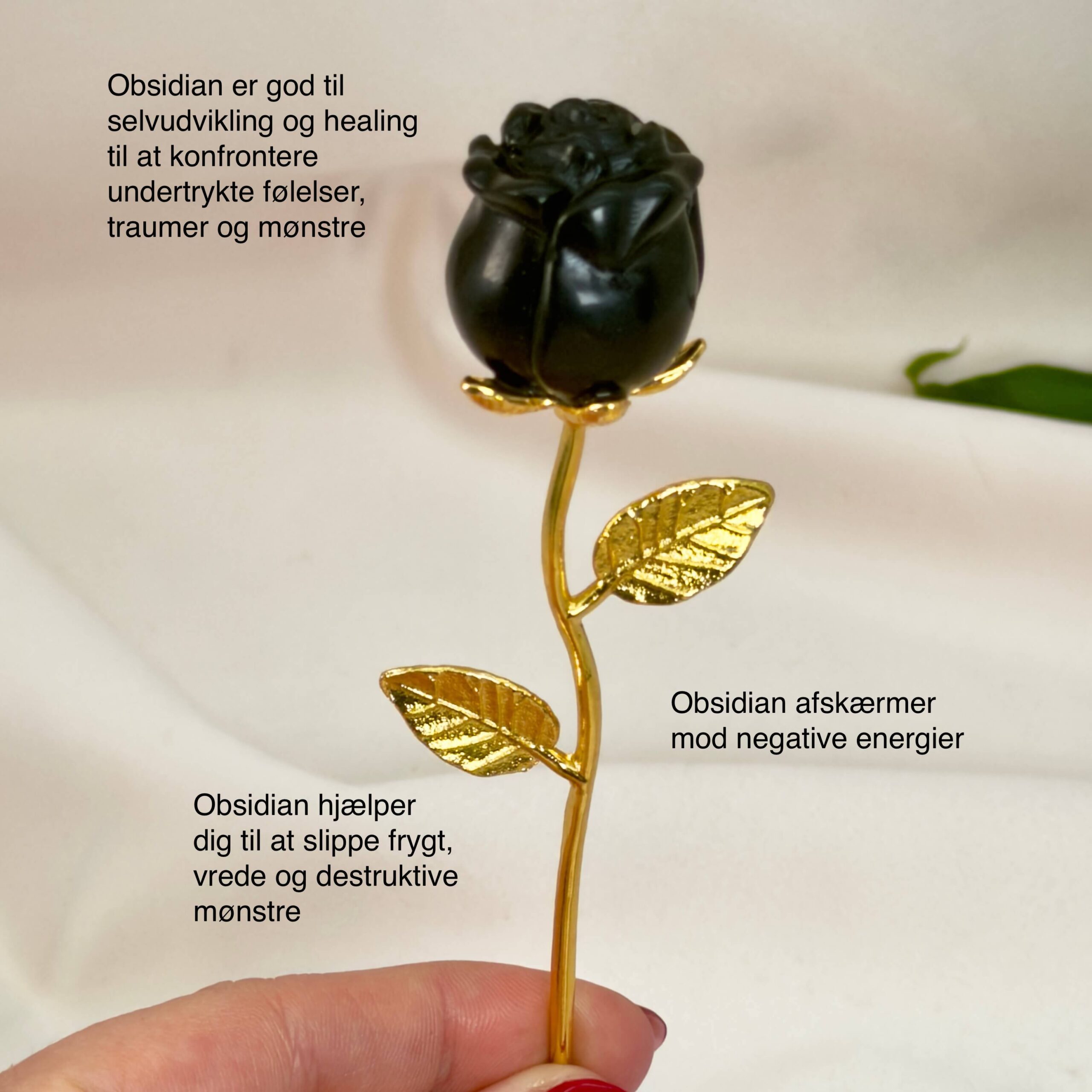 Sort Obsidian rose beskytter mod negativ energi, giver stærk jordforbindelse og hjælper med at frigive gamle mønstre, så du kan stå mere sikkert i dig selv.