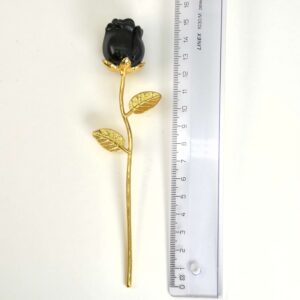 Sort Obsidian rose beskytter mod negativ energi, giver stærk jordforbindelse og hjælper med at frigive gamle mønstre, så du kan stå mere sikkert i dig selv.